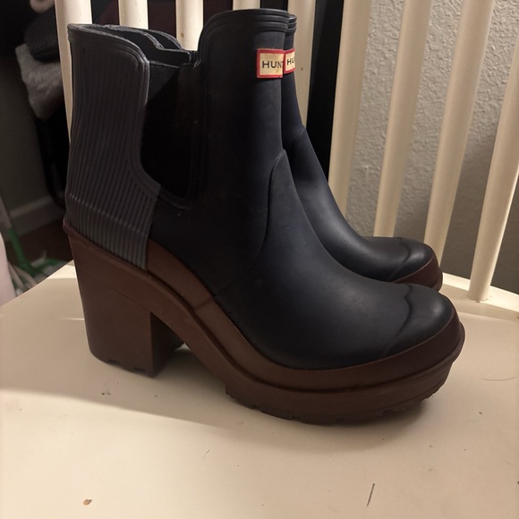 Hunter Women's Chelsea Boot Navy and Maroon - perfect tread - Picture 5 of 7